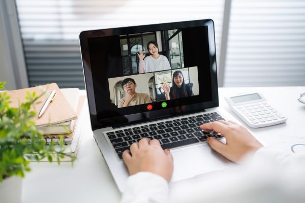 Online Conflict Resolution - Consensus Mediation